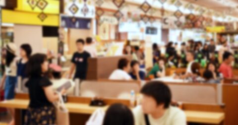 大混雑のサービスエリアで席探し→空席に荷物を置いてしゃべる人に声かけしたら“微妙な返事”でイライラ – Lifestyle Analysis