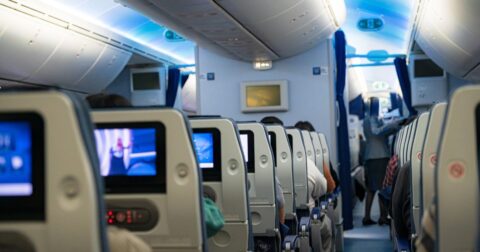 ビジネスクラスで子どもが大はしゃぎ…外国人の“マナー無視”を本当に許していいのか – インド人は悩まない