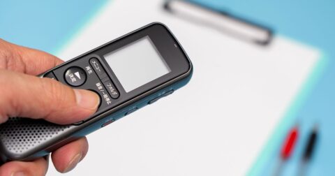 「ラオスの児童買春施設に潜入も…」危険な現場に潜入する記者が肌身離さず持っている“護身グッズ”3選 – ルポ　超高級老人ホーム