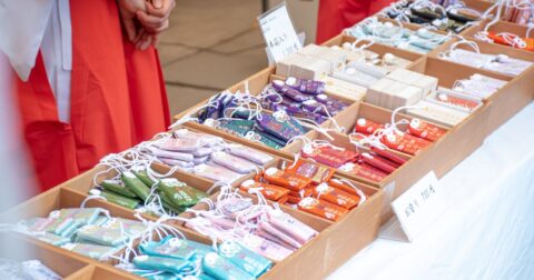 【お守り】帰りに買ってない？ 多くの人が知らない、神社開運の作法 – 旬のカレンダー