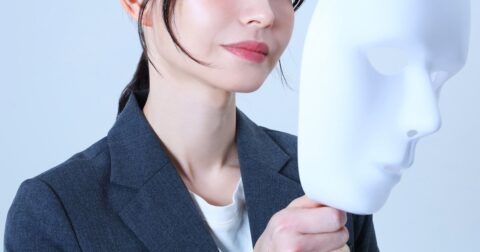 【元公安が教える】ビジネスにも効く、ウソを見抜く「5つのしぐさ」とは？ – ニュースな本