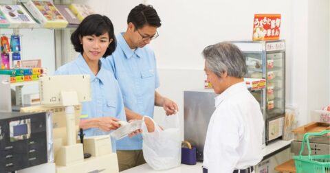 「モタモタするな！」コンビニで丸めたお札を投げつけ暴言を吐く客→グッとこらえて何と言い返す？ – 大人の言い換え力検定