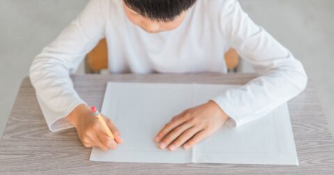 「突然、作文がスラスラ書けるようになった！」子どもにかけた“あるひと言”とは？ – こども言語化大全