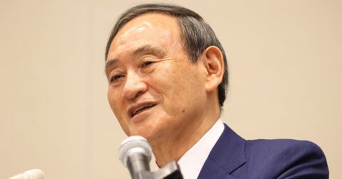 菅義偉事務所の厳しさは政界一!?気迫の裏に、そばを食べながら失神しかけた超激務の下積み経験【官邸の決断】 – 菅義偉「官邸の決断」