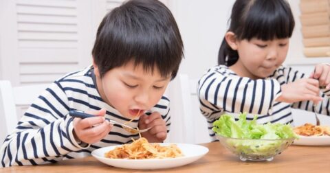 【食事のマナー】「育ちがいい人」の親が必ず教えていた4つのルール – まいにちがたのしくなるおやくそく できるかな？