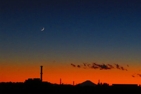 「航海薄明」とはいつのこと？ 群青と橙に染まる空が見られます