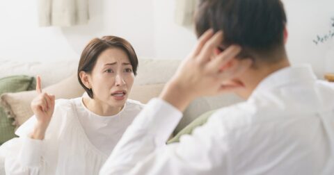 「生理前は夫の顔を見るだけでイライラ」「どうして離婚まで考えてしまうのか…」妻のいら立ちの本当の原因 – ニュースな本