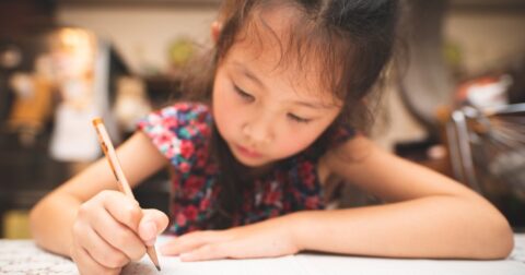 子どもの作文が劇的に変わる！表現力を伸ばす“魔法の遊び”とは？ – こども言語化大全