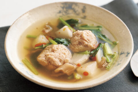 温性食材4種を使い、特に冷える日におすすめの「鶏団子とかぶの酸辣スープ」