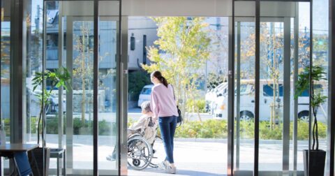 高額療養費の負担が年7万2000円増も…70歳以上の通院費は8月からどう変わる？ – 知らないと損する！医療費の裏ワザと落とし穴