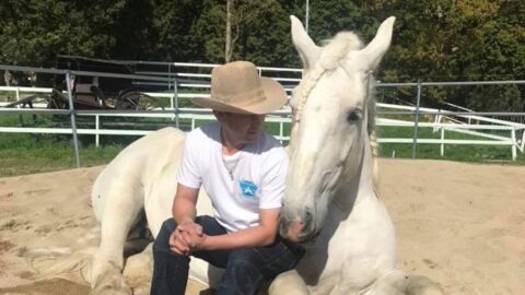 繁華街に突如出現｢白馬に乗ったおじさま｣の正体 | サオリス・ユーフラテスの数字の向こう側 | 東洋経済オンライン