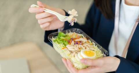 それ、太ります…コンビニでサラダを選んでいてもやりがちな「惜しい失敗」とは？ – ストレスフリーな食事健康術　岡田明子