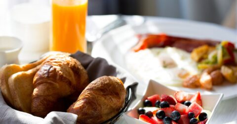 インドから帰国する機内、激しい腹痛で気絶した日本人が「5つ星ホテルの朝食」で口にした“水以外”の飲み物とは？〈再配信〉 – Lifestyle Analysis