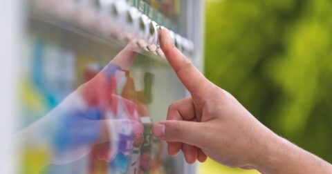 なぜ「売上の一部を寄付します」と書いた自動販売機は売上が良いのか？ – 客単価アップ大事典