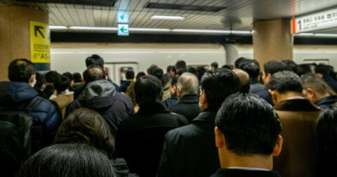 「うっ、臭う…」満員電車で隣からきつい体臭が。インド人が放った“衝撃の正論”に絶句 – インド人は悩まない