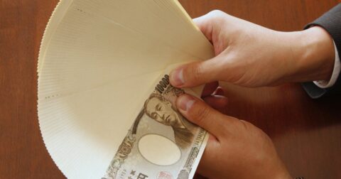 「札束を数えてるフリしよう」メガバンクの新人研修でズルい方法を考えた行員の「驚きの30年後」〈再配信〉 – 現役メガバンク行員が語る「銀行員のトホホな生態」