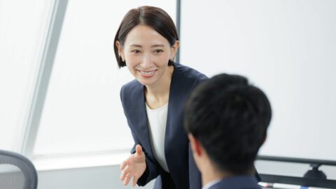 ｢いえ私なんか｣はNG！褒められたらなんて返す？ | リーダーシップ・教養・資格・スキル | 東洋経済オンライン