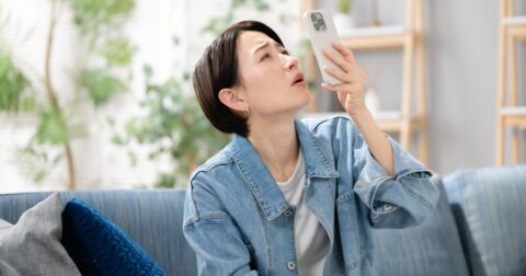 【老眼専門の眼科医が警告】「かくれ老眼」が40代を老人に！ 失われる「若さ・清潔感・シゴデキ感」 – 100歳アイ