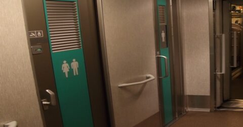 「壁一面が真っ赤」「誰が何の目的で…」新幹線のトイレで作業員が直面した「信じられない光景」 – ニュースな本