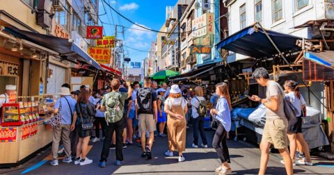 「1800円のビール」がガンガン売れる！40代タイミーおじさんがインバウンド接客に挑戦 – タイミーさんが見た世界