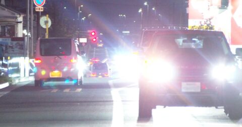 「最近、対向車のヘッドライトがまぶしすぎる…」→これって気のせいではなかった！〈再配信〉 – それって本当？クルマの「当たり前」