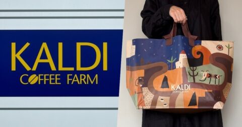 2Lペットボトルが6本も入った！カルディの“大容量エコバッグ”250円とは思えない優秀さです！「まとめ買いするときに便利」「たくさん買い物しても大丈夫」 – これ、買ってよかった！