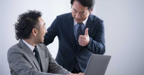 【一発アウト】部下に絶対言ってはいけない「麻薬のような褒め言葉」…成長を止めるNG習慣とは？ – 伝え方ひとつで部下が動き出す 上司の「コミュ力」大全