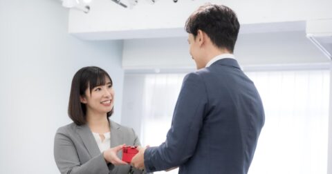 【職場のホワイトデー】凡人はコンビニで済ます、気が利く人はデパ地下で買う、では“誰からも好かれる人”はどうする？ – 人生は期待ゼロがうまくいく