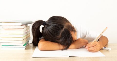 子どもの「勉強めんどくさい」に対して、プロは「そんなこと言わないの」と言う代わりになんと言う？ – 赤ペン先生のほめ方