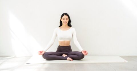 【くびれのプロが伝授】ウエスト太めな人に共通する、残念な体の特徴。1秒セルフチェック – くびれヨガ