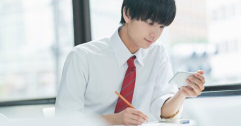 「大学受験という人生を決める重要なタイミングなのに、スマホをずっといじっています。親はどうすればよいのでしょうか？」幼少期のスマホ習慣について考える – まいにちがたのしくなるおやくそく できるかな？