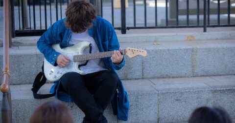 「あなたの台所を見せて」取材で大平一枝を泣かせた下積みバンドマンが「ロフトに隠していたもの」 – ニュースな本
