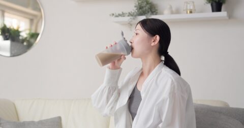 「最近、疲れる…」プロテインはいつどのくらい取ればいい？管理栄養士が“目的別”に解説 – ストレスフリーな食事健康術　岡田明子
