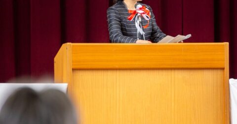 「卒業式にスターを呼ぶ学校」のぬぐえない違和感 – 組織の病気～成長を止める真犯人～　秋山進