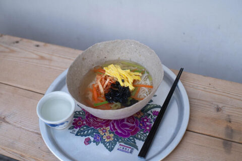 【韓国在住料理家が教える】宴会の締めの定番「韓国風にゅうめん（チャンチグクス）」は、ぬる燗をお代わりしたくなる味わい