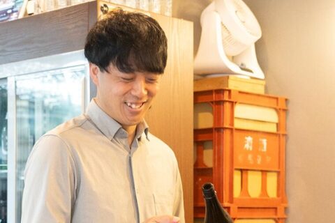 【U35 次世代の燗つけ師たち Vol.3 経堂「つきや酒店／つきやのsumi」柱 知香良さん】60mlから燗できます！試せる学べる角打ちのお燗番