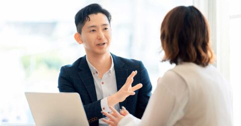 部下の話を「肯定」する上司は二流。一流がやっている「評価を捨てて聞く」技術 – 伝え方ひとつで部下が動き出す 上司の「コミュ力」大全