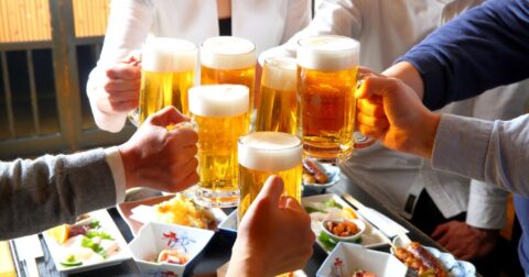 「まだ売上ゼロなのに飲み会やる社長」に若者が集まるのはなぜ？ 打ち上げを先にする“逆張り仕事術”が生んだ意外な結果 – スタートアップ芸人