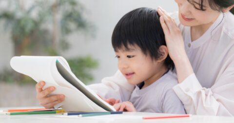ほめ上手な親とほめるのが下手な親の「子どもへの声かけ」、決定的な1つの違いとは？ – 赤ペン先生のほめ方