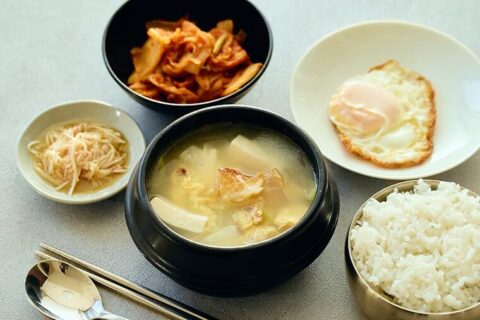干し鱈の旨味が濃い！かきたま＆目玉焼きで元気がわき上がる「干し鱈スープ『プゴクッ』と目玉焼き」／4月30日の「たまごスープ日めくりカレンダー」
