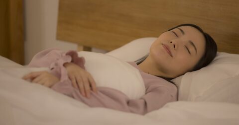 緑内障に優しい「寝る時の姿勢」とは？夜間眼圧を抑えるシンプルな方法 – カラダご医見番