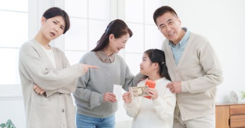 娘を甘やかす義母にイライラ…どうすればいいですか？→児童精神科医の意外な答え – ニュースな本