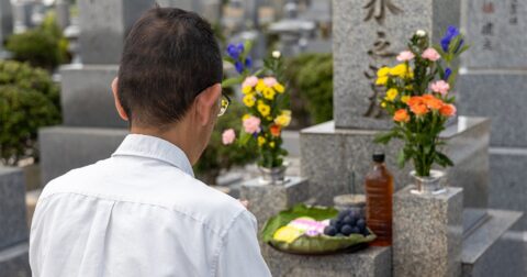 「普通の葬儀にすればよかった」50代長男の悲劇…人気の家族葬・直葬で大後悔する「4つのトラブル」 – News&Analysis
