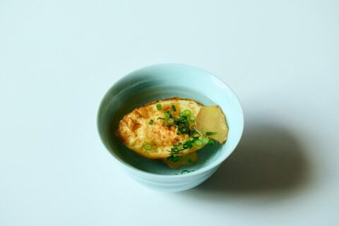 目玉焼きにお湯を注ぐだけ！？カリッと揚げ焼きした白身と、胡麻油の香りが湯気とともに立ちのぼる。台湾の「目玉焼き湯」／4月1日の『たまごスープ日めくりカレンダー』