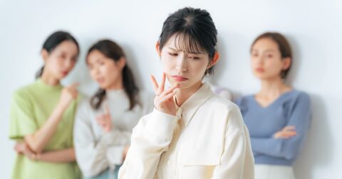残念ですが「褒められたい人」ほど評価されません…「嫌われないための行動」が職場の信頼をぶち壊す、本当の理由 – ニュースな本
