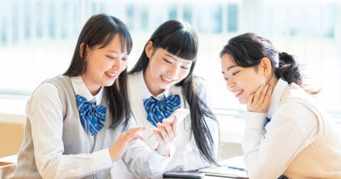 世界に広がる「16歳未満SNS禁止」の波、日本はどうする？年齢規制に潜む「2つの落とし穴」とは – 大人が知らない若者ネット事情