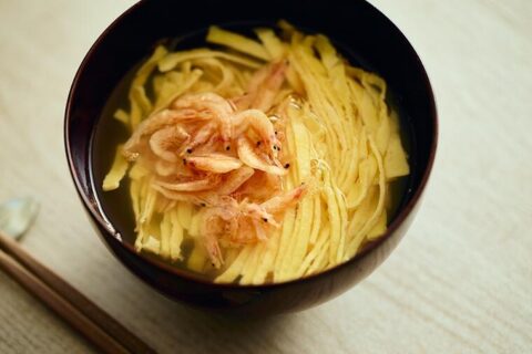 芳醇なだしを吸った錦糸卵と、春風を運ぶ桜海老の香り。「錦糸卵と桜海老のお吸い物」／4月6日の『たまごスープ日めくりカレンダー』