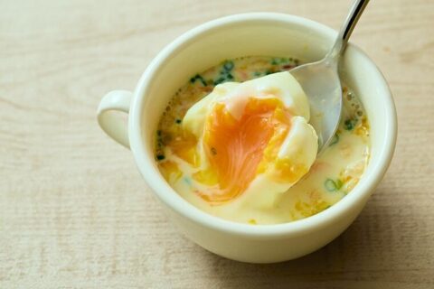 クリーミーなスープに黄身が溶け込んで至福のトロントロン。レンチンで完成する「豆乳たまごのスープ」／4月5日の『たまごスープ日めくりカレンダー』