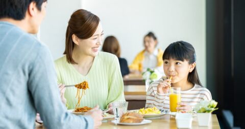 マクドナルド・すかいらーく・サイゼリヤ、主要外食3社「採用大学」ランキング2025！全社のトップ3にランクインした大学は？ – 注目ランキング