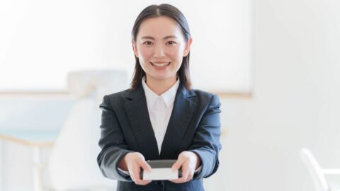｢人脈力｣は”名刺の使い方”で差がつく！プロの技 | 「最高のビジネス人脈」が作れる食事の戦略 | 東洋経済オンライン